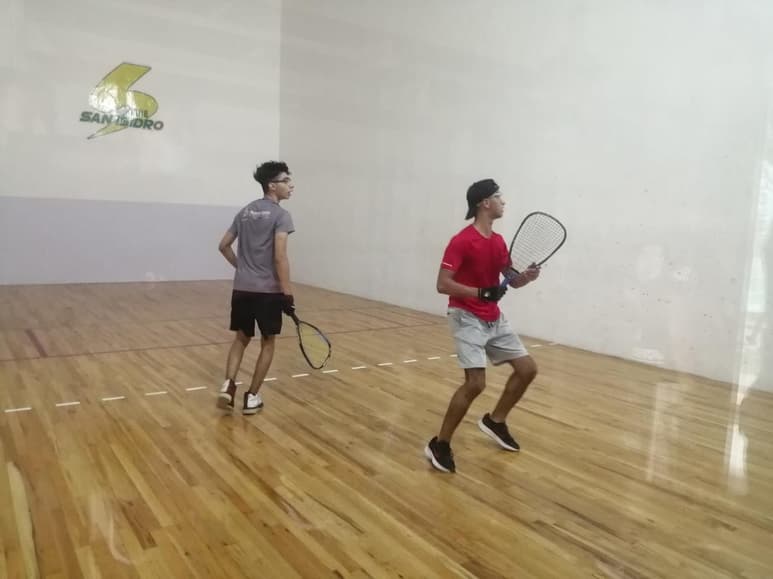 Con la participación de los mejores raquetbolistas del país y teniendo como sede las canchas del Club San Isidro de esta ciudad, este martes comenzó la actividad del Torneo Selectivo Nacional Infantil y Juvenil 2021, que definirá a los integrantes del “Tri” de raquetbol juvenil, que buscará su sexto título mundial consecutivo. (EL SIGLO DE TORREÓN)