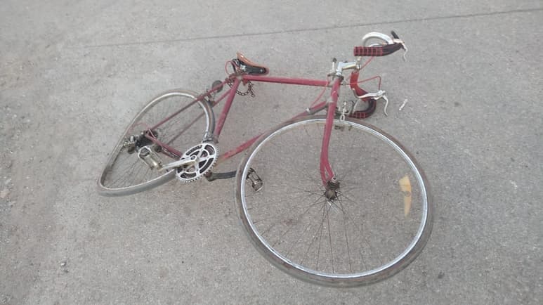 Ciclista es arrollado por un taxi; el lesionado fue trasladado a un hospital de la localidad. (EL SIGLO DE TORREÓN)