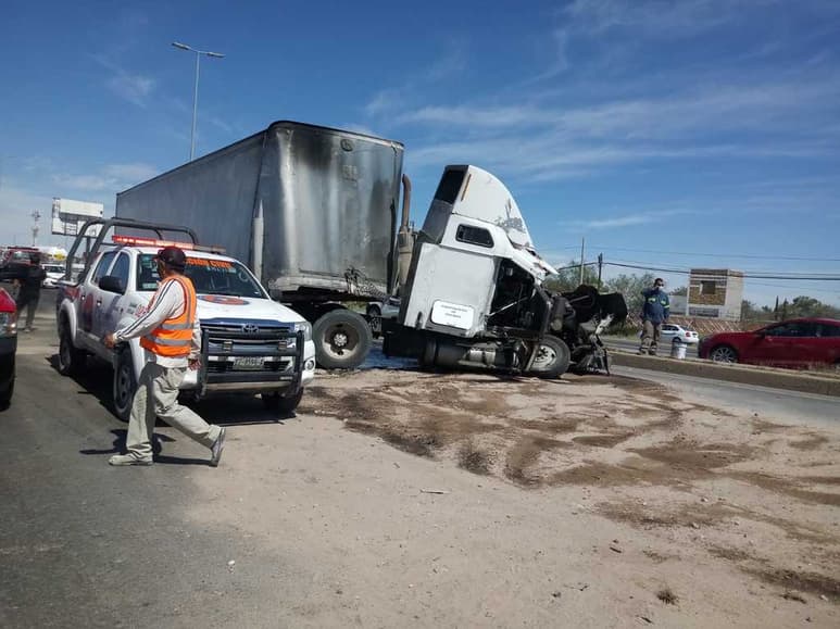 Los cuerpos de rescate y de Tránsito y Vialidad acudieron para evitar otro percance. (EL SIGLO DE TORREÓN)