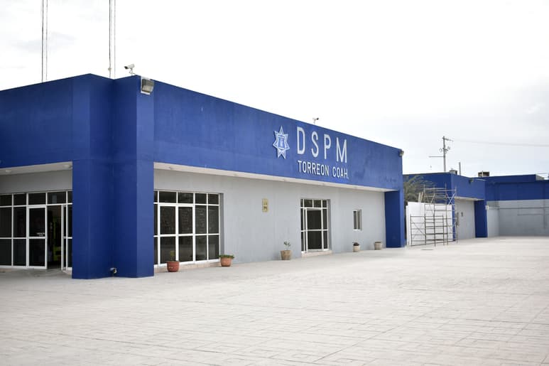Agentes de la Dirección de Seguridad Pública Municipal acudieron tras el llamado del personal de guardia de la tienda. (EL SIGLO DE TORREÓN)