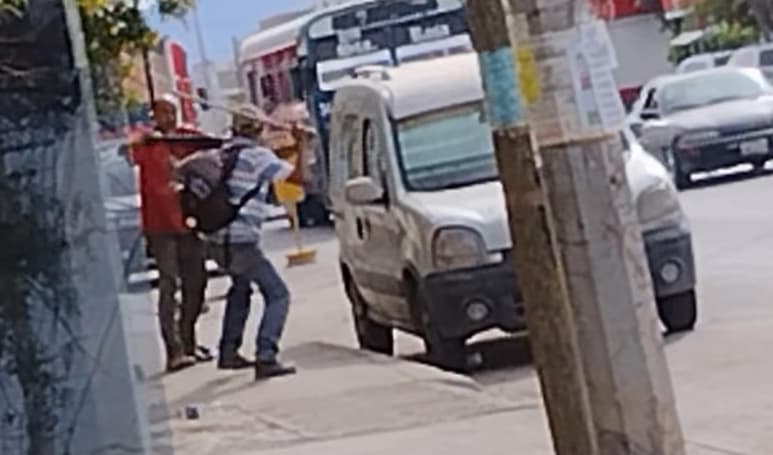 A base de golpes y palazos, dos hombres protagonizaron una pelea en las calles de Gómez Palacio (CAPTURA)