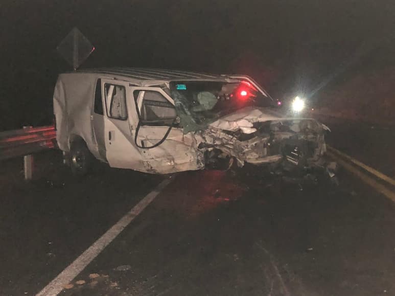Al arribar al kilómetro 305 + 300 de dicha carretera federal, el vagón con placas del estado de Aguascalientes, al intentar rebasar, perdió el control de este ya que el pavimento se encontraba mojado.