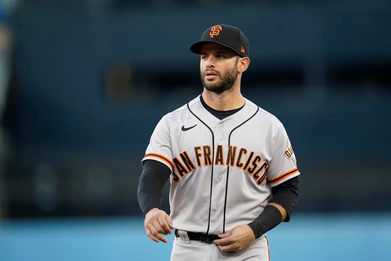 Tommy La Stella tuvo que salir en la séptima entrada del Juego 4 de la Serie Divisional de la Liga Nacional, en la derrota de los Gigantes de San Francisco ante los Dodgers de Los Angeles por 7-2 el martes, luego de sentir molestias en su tendón de Aquiles izquierdo, que lo ha venido aquejando en las últimas semanas.