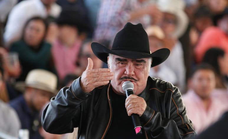 Este martes trascendió en una revista de circulación nacional que Vicente Fernández tiene muerte cerebral, algo que fue desmentido en redes sociales por su hijo Vicente Fernández Jr. (ARCHIVO)
