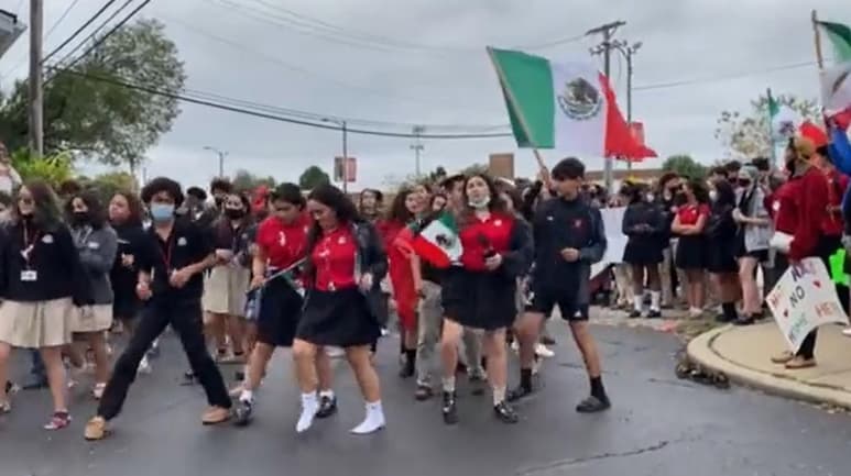 Durante una fiesta para celebrar la Herencia Hispana en una escuela de EUA, algunos de los estudiantes abuchearon a otros cuando sonó la canción 'Payaso de Rodeo' (CAPTURA)
