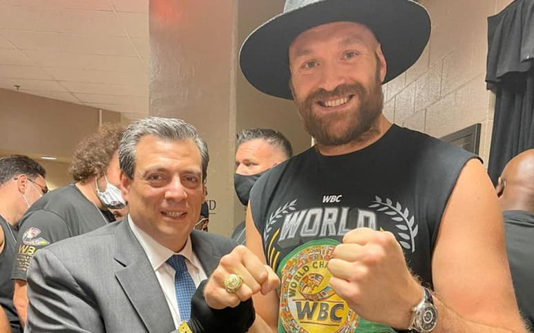 Tyson Fury, recibió de manos del presidente del WBC, Mauricio Sulaimán un anillo muy especial y exclusivo elaborado en oro, con diamantes y esmeraldas donde podemos apreciar el logo del organismo y a los costados el nombre del campeón, así como su alías “Gypsy King”.