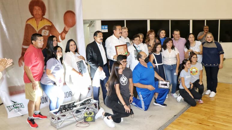 En un esfuerzo por reconocer a los laguneros que han dejado su huella y aporte en el basquetbol, el club Halcones de la UAL nombró “Halcón de Honor” al coach Jorge Niño Patiño, en el marco de su partido ante los Delfines de Mazatlán, días atrás en el auditorio municipal de esta ciudad. (EL SIGLO DE TORREÓN)