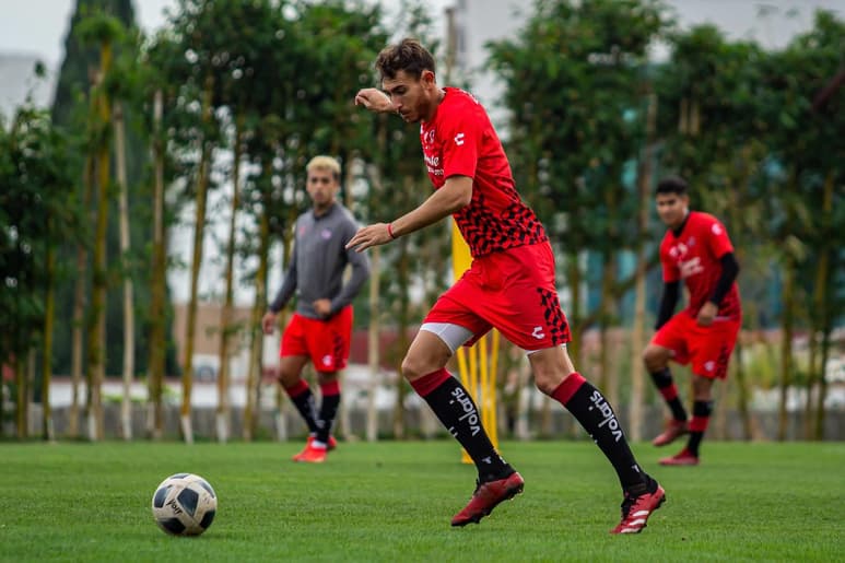 El zaguero de los Xoloitzcuintles, Yonatthan Rak sostuvo una videoconferencia de prensa con los medios locales y nacionales previo a su partido de la jornada 13 frente al Club Querétaro. (ARCHIVO)