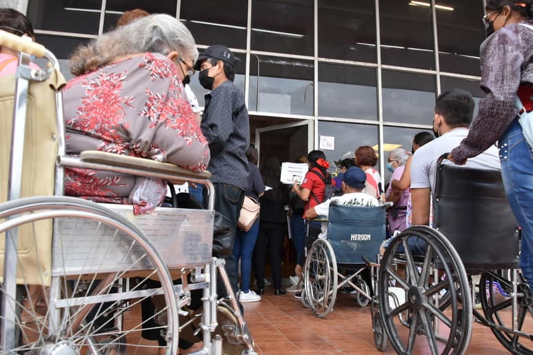 Mucho malestar se registró durante la aplicación de la vacuna, pues adultos mayores y personas con discapacidades tuvieron que esperar hasta dos horas para recibir el biológico, pese a que tenían cita por horario.