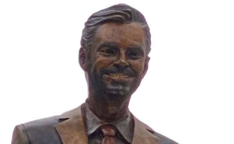 Hace tan solo unos días, el gobierno de Guerrero develó una estatua del comediante mexicano Eugenio Derbez y esta ya fue cubierta con plástico por parte de residentes.
