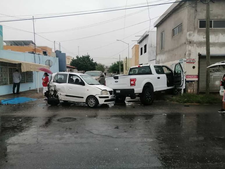 El otro vehículo es el automóvil Dodge Atos, modelo 2010, color blanco, el cual se encontraba estacionado en forma debida por la calzada Gómez Morín. (EL SIGLO DE TORREÓN)