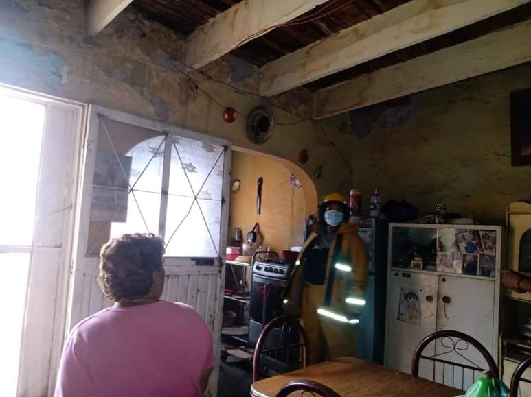 Su vivienda se vio afectada por las últimas lluvias registradas este miércoles, por lo que llamó a personal de seguridad. (EL SIGLO DE TORREÓN)