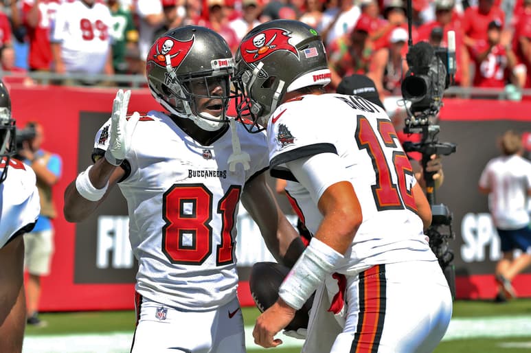 Tom Brady (d) y los Bucaneros de Tampa Bay son favoritos para conseguir su quinta victoria de la temporada.