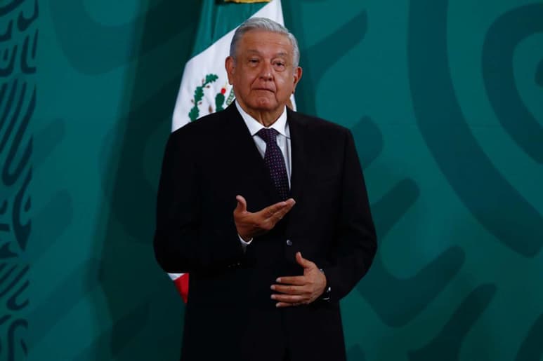 Luego de que Felipe Calderón pidió en redes sociales corroborar la muerte de un trabajador en los enfrentamientos registrados en la Refinería de Dos Bocas, Tabasco, el presidente Andrés Manuel López Obrador criticó al exmandatario por su 'apego al poder'. (ARCHIVO)