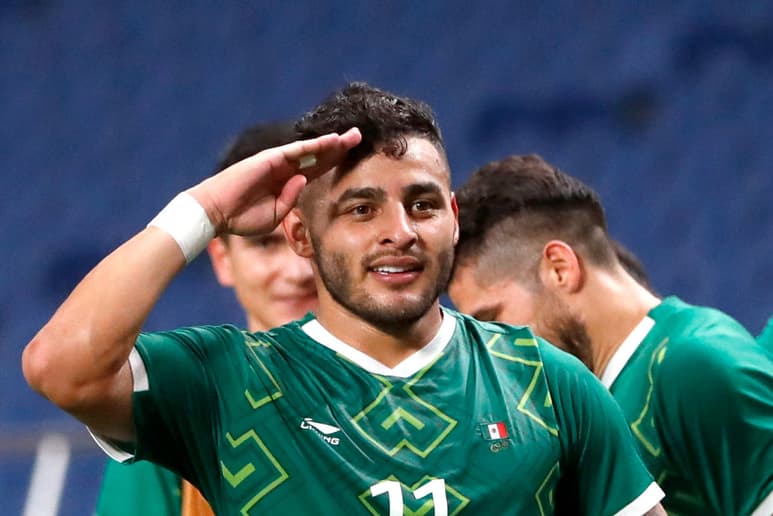 Alexis Vega inició de titular el partido de México contra El Salvador, sin embargo, tuvo que salir del campo al minuto 20.