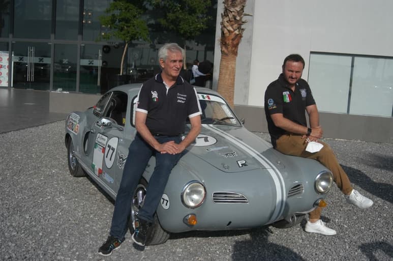 A unas horas de que arranque la Carrera Panamericana 2021, los tres autos que representarán a Coahuila en la larga travesía se encuentran listos, en Oaxaca, punto inicial de la larga travesía, aunque hay que aclarar que hasta el momento se sabe que solo uno de ellos participa en la competencia cronometrada.