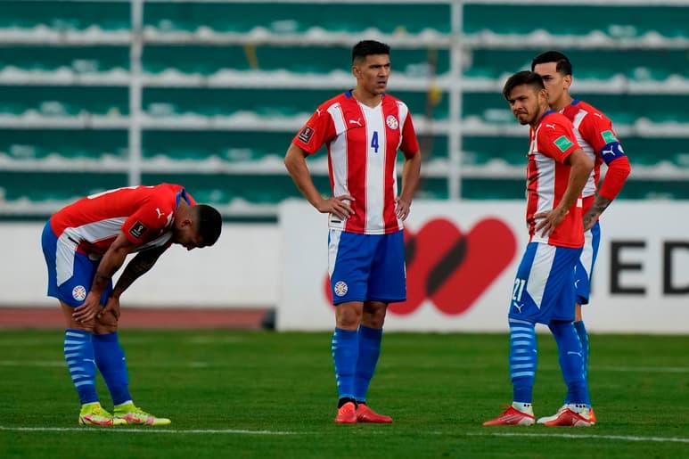 Paraguay no dio una en la altura y se alejó del Mundial de Qatar tras caer el jueves por paliza de 4-0 ante una Bolivia que en cambio levantó cabeza, salió de la parte baja de la tabla y alcanzó en puntos a la propia selección Albirroja, que además malogró un penal.