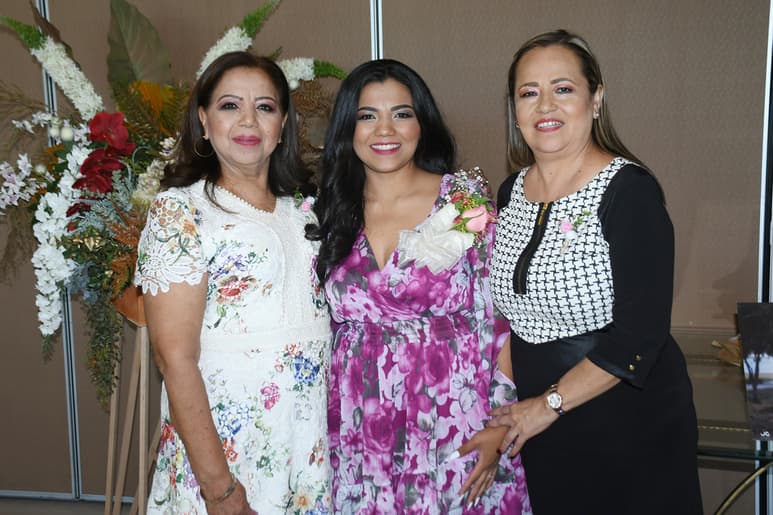 Perla con su mamá Ludivina Martínez, quien fue su organizadora junto a su su suegra, Mayela Salazar (EL SIGLO DE TORREÓN/ERICK SOTOMAYOR)
