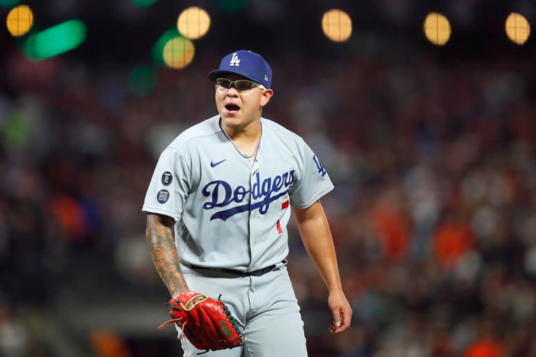 Su trabajo en el montículo si permitió a Julio Urías, de 25 años, sacar cinco ponches monumentales, que le permitieron ser ya el lanzador mexicano que más tiene en la historia de los playoffs de las Grandes Ligas. (AP)