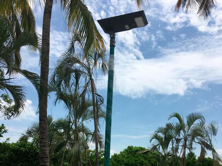 El primer punto, como es de imaginarse es que, el alumbrado solar para uso público permite cierta independencia de la red eléctrica, lo cual causa reducción de costos operativos y facilidad en las instalaciones. (ESPECIAL)