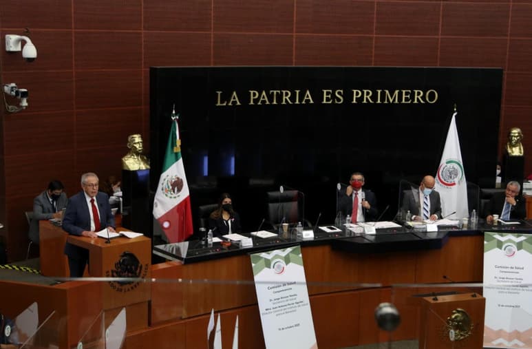 La oposición en el Senado de la República tundió con cuestionamientos y críticas a los titulares de Salud, Jorge Alcocer; y del Insabi, Juan Antonio Ferrer, a quienes responsabilizaron del pésimo manejo de la pandemia del COVID-19, el desabasto de medicamentos, sobre todo oncológicos para niños con cáncer, el abandono de las campañas universales de vacunación infantil y que se han sumado millones de mexicanos a las filas de quienes no tienen acceso a la salud. (EFE)