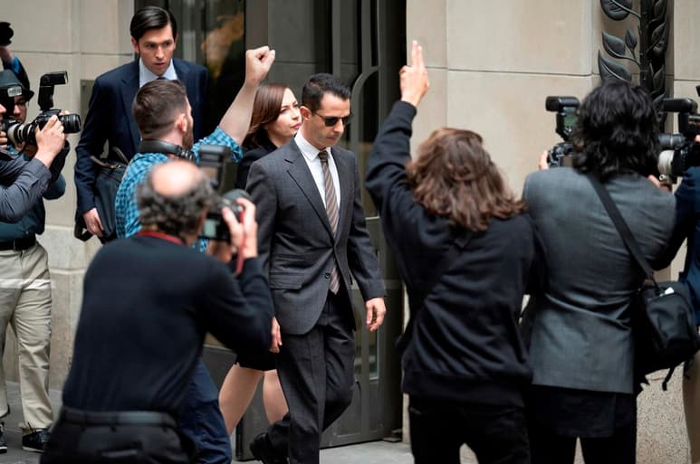  La guerra civil familiar que retrata la serie 'Succession', que gira en torno a la descarnada lucha por hacerse con el poder de un imperio mediático, vuelve a la pequeña pantalla después de dos años de ausencia con nuevas dosis de puñaladas sorpresivas y un amplio abanico de conversaciones despiadadas.
