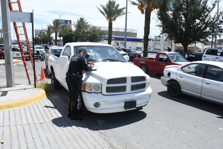 Uno de cada tres vehículos que circulan por la Zona Metropolitana de La Laguna no portan placas ni derechos ni cubren los impuestos referentes a la movilidad. (EL SIGLO DE TORREÓN)