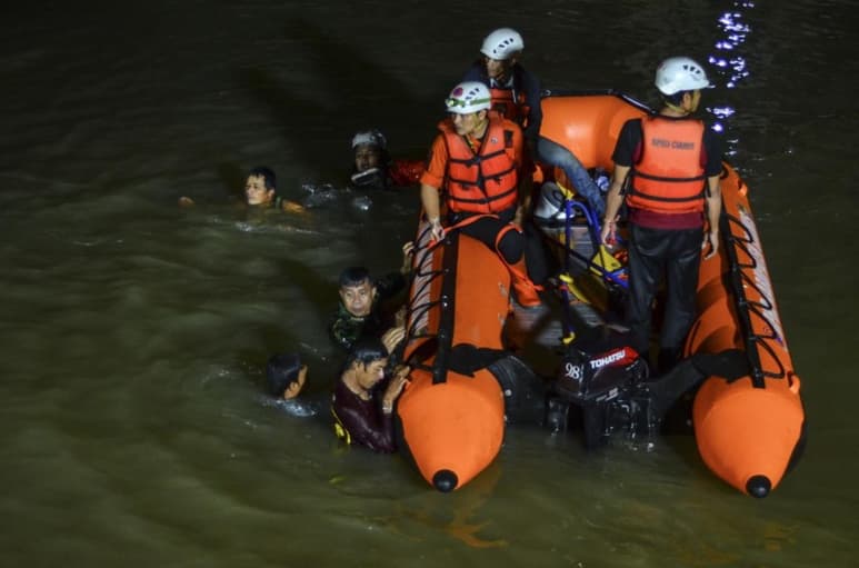 De los 21 estudiantes que cayeron al agua mientras realizaban las tareas de limpieza en el río de Java Occidental, Indonesia, sólo 10 pudieron ser rescatados (ESPECIAL)