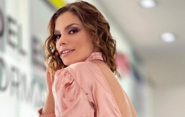 La presentadora de televisión se dejó ver con traje de baño desde Instagram (@TABATAJALILOFICIAL) 