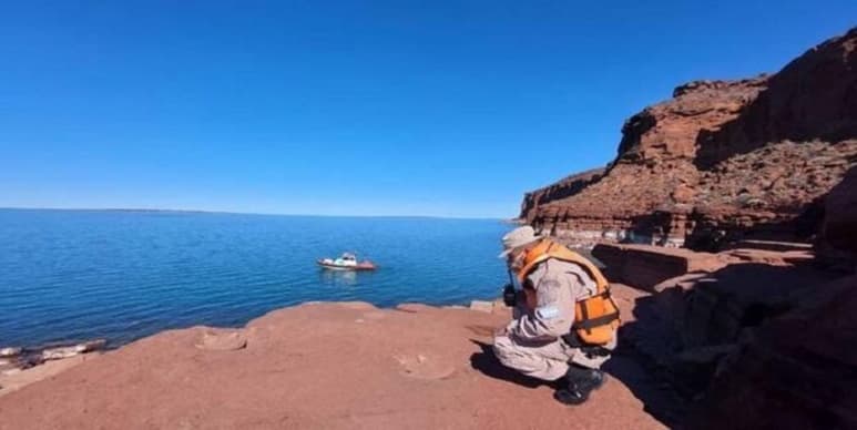 Fuerzas policiales guardacostas de Argentina descubrieron huellas prehistóricas, durante una patrulla en la provincia patagónica de Río Negro (sur), de lo que presumen sería un dinosaurio bípedo, según informó la Prefectura Naval. (ESPECIAL) 