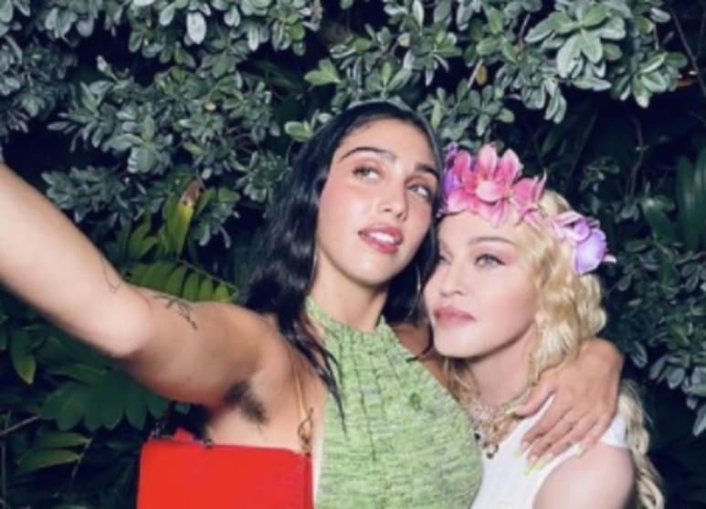 Ser hija de la Reina del Pop no debe ser nada fácil, y es que Lourdes Lola Ciccone Leon, quien nació en 1996 como fruto de la relación de Madonna con Carlos Leon, ha tratado de formarse su propio camino en la industria del entretenimiento. Actualmente se desempeña como modelo y vive en Nueva York.