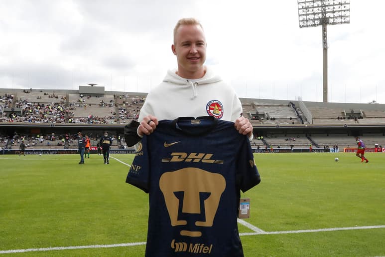 Después de 590 días Pumas recibió aficionados en las gradas del estadio Olímpico Universitario, pero también tuvo la visita del piloto de la Fórmula 1, Nikita Mazepin. (EFE)