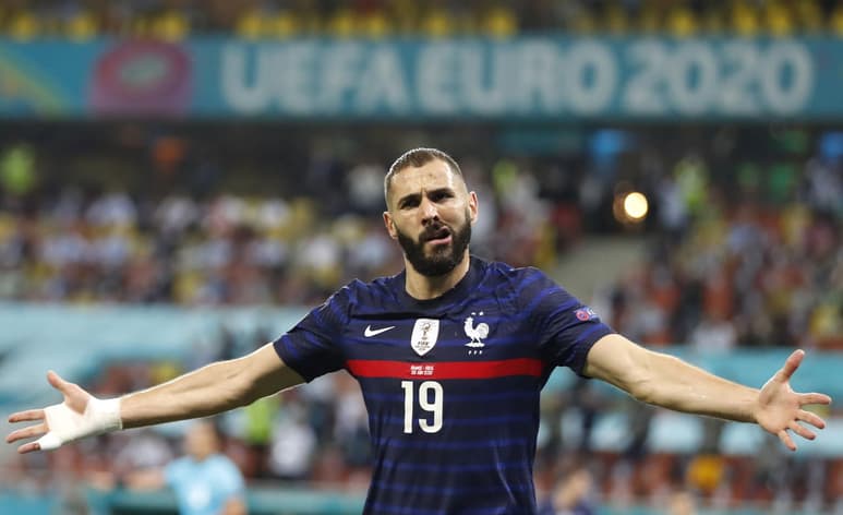 Karim Benzema será sometido a juicio a partir del miércoles, acusado de participar en un intento de extorsión a su compañero de la selección francesa Mathieu Valbuena en relación con un video de contenido sexual.