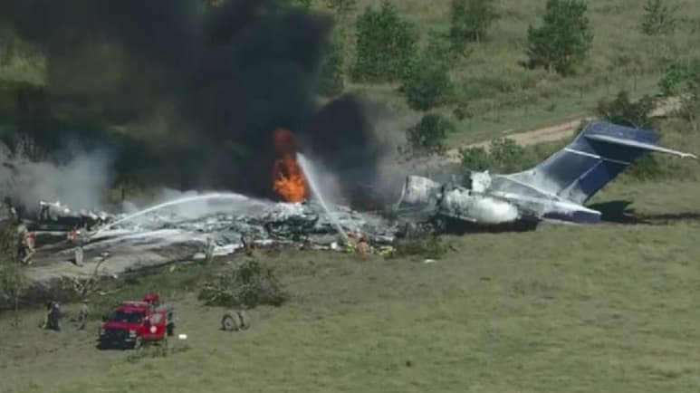 Una persona resultó herida levemente este martes al estrellarse un avión en Texas (EUA) con veintiún personas a bordo, informaron las autoridades locales. (ESPECIAL)