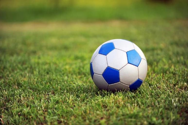 Dos sujetos fueron asesinados al interior de una cancha de futbol la noche del lunes, cuando sujetos a bordo de tres motocicletas se hicieron pasar como espectadores, se acomodaron en las gradas para abrir fuego con armas calibre 9 milímetros y .40. (ESPECIAL)
