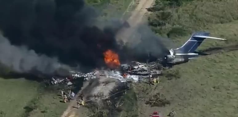 El incidente se presentó este martes cerca del aeropuerto de Houston, Texas, donde se estrelló el avión que llevaba 21 personas a bordo (CAPTURA)
