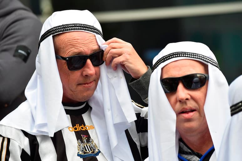 El Newcastle United ha pedido a sus aficionados que dejen de disfrazarse de árabes si normalmente no lo hacen, para evitar las imágenes vistas estos días en los aledaños del estadio.