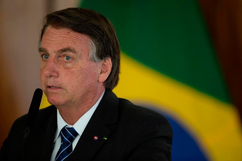 El presidente brasileño, Jair Bolsonaro, incurrió en 'crímenes contra la humanidad' con su negacionismo ante una pandemia que mató a más de 600,000 personas en el país, concluye el informe de una comisión del Senado que investigó la gestión de la crisis sanitaria, presentado este miércoles. (ARCHIVO)