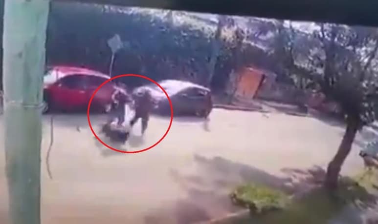 La joven fue interceptada por dos sujetos armados que le dispararon cuando ésta se negó a entregarles su computadora (CAPTURA) 