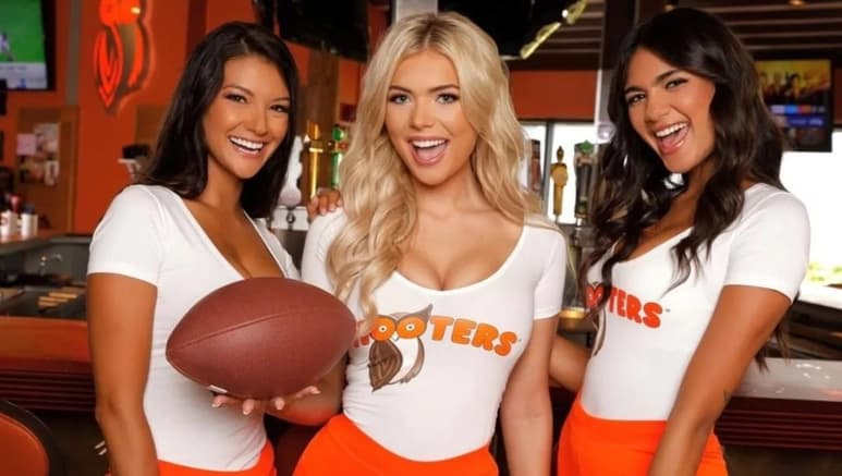 Meseras de Hooters en EUA, se quejaron sobre los nuevos uniformes que consideraron 'sexistas', lo que llevó a la empresa a la decisión de cambiarlos, modificación que no se verá reflejada en México debido a que son franquicias independientes (ESPECIAL)