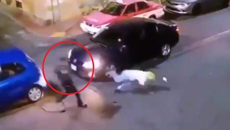 El asaltante quedó neutralizado en el suelo al recibir dos disparos en su pierna derecha por parte del policía, impidiendo así que se diera a la fuga (CAPTURA)