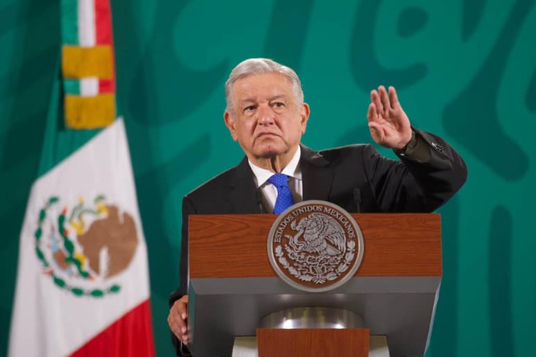 El presidente Andrés Manuel López Obrador acusó este viernes que la Coordinadora Nacional de Trabajadores de la Educación (CNTE) en Michoacán, que mantiene un bloqueo en las vías del tren por falta de pago, está contra la posibilidad que se les deposite de forma directa en monederos electrónicos del Banco del Bienestar. (ARCHIVO)