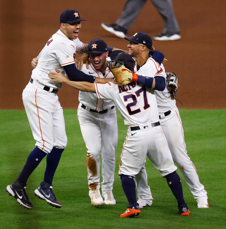 Festejan jugadores de los Astros tras superar ayer 5-0 a Medias Rojas y conseguir su boleto a la Serie Mundial (ARCHIVO)