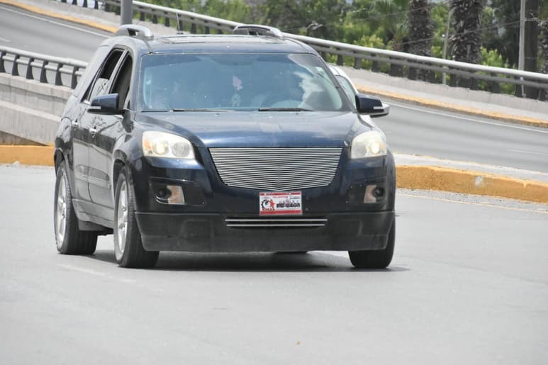 El administrador general de Recaudación del Gobierno de Coahuila, Luis Gurza, afirmó que pese a que no existe una instrucción especial para sancionar a conductores de autos “chocolate”, sí mantendrán los operativos de revisión en el rubro de ordenamiento vehicular el resto de este 2021. (AR