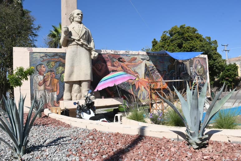 Trepada sobre un andamio, la restauradora Carola Sánchez limpia el mural del artista José Chávez Morado que se ubica al principiar el bulevar Independencia. En una de sus manos, porta un pincel remojado en tiner con el que cuidadosamente intenta remover la suciedad y el sarro que durante años se ha adherido a la obra.