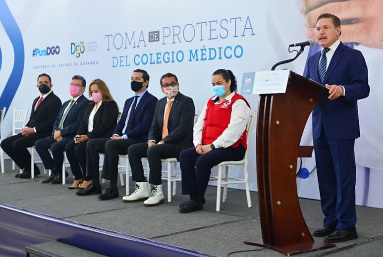 El gobernador tomó protesta del nuevo Consejo Directivo del Colegio Médico y entregó reconocimientos a instituciones de salud. (EL SIGLO DE TORREÓN)