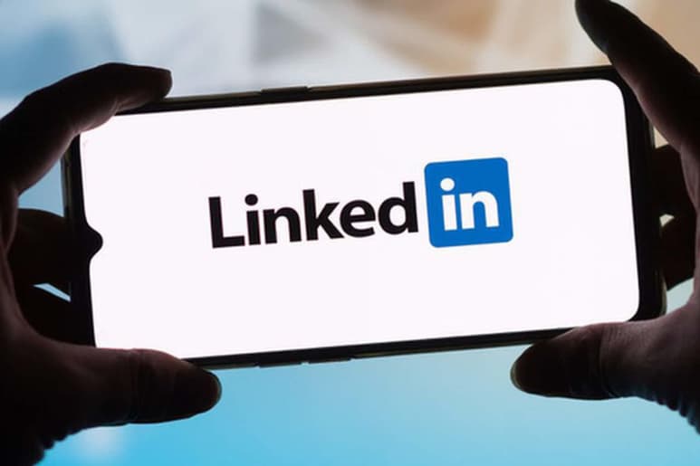 LinkedIn cerrará la versión china de su servicio a finales de este año. La compañía citó 'un entorno operativo significativamente más desafiante y mayores requisitos de cumplimiento en China' como las razones para cerrar la edición local de su red social para profesionales. (ESPECIAL)

