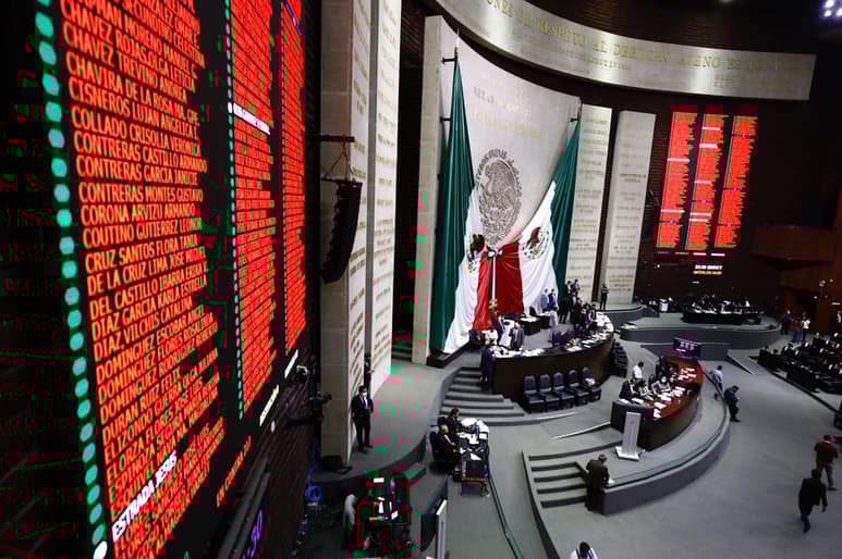 La oposición ya tiene listo su proyecto alterno al del presidente Andrés Manuel López Obrador en el que buscará recortar 20 % el gasto en las obras insignia del mandatario. (ARCHIVO)
