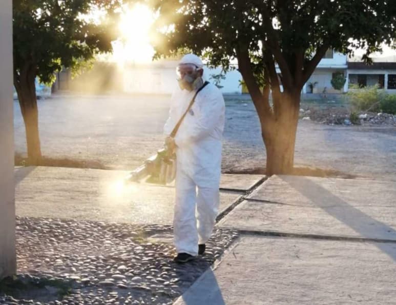 Es importante que la población atienda las medidas sanitarias para evitar la reproducción del mosquito transmisor del dengue. (ARCHIVO)