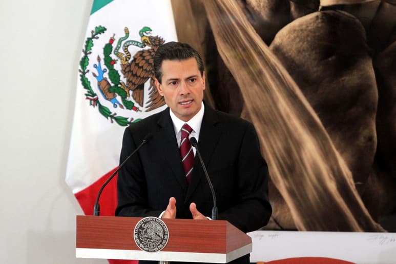 'No me meto en eso', se limitó a responder el presidente Andrés Manuel López Obrador en su conferencia mañanera de este lunes, luego de que al exmandatario Enrique Peña Nieto le gritaron 'ratero' al salir de un hotel de lujo en Roma, acompañado de su novia, la modelo Tania Ruiz. (ARCHIVO)